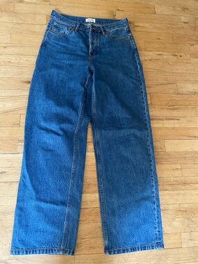 Still here great pair of jeans. Size 27. Inseam is about 31 inches.